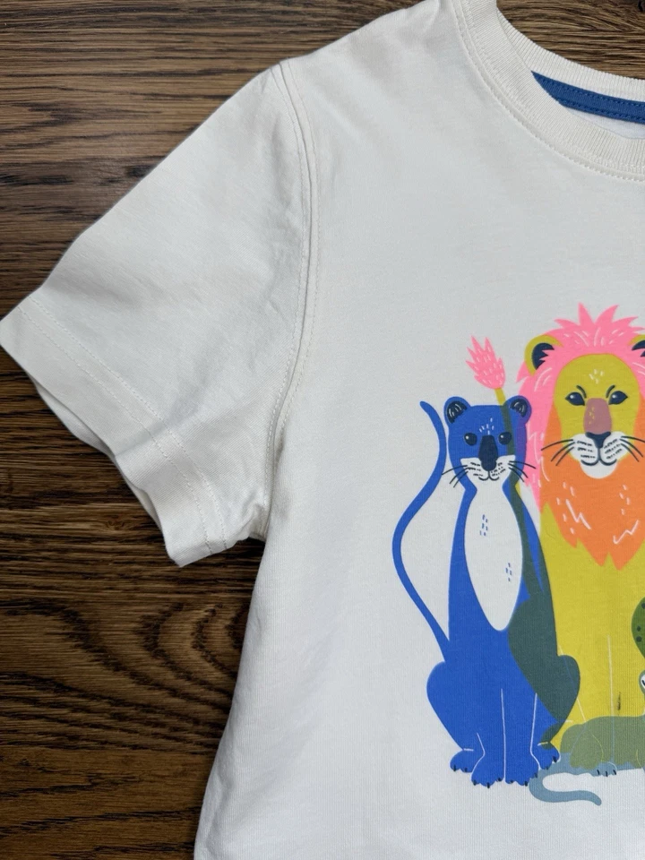Camiseta gráfica Mini Boden infantil colorida leões tigres gatos animais tamanho 9-10 - Imagem 2 de 4