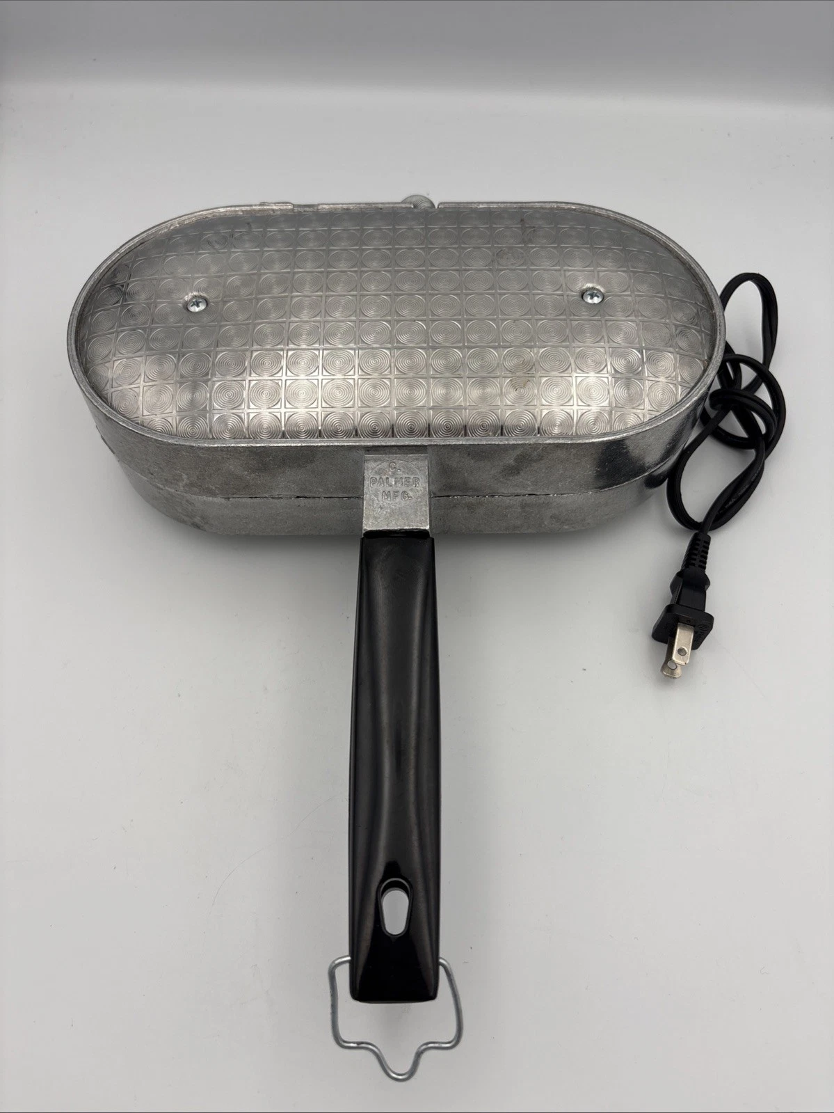 NEW Rare VTG C. Palmer MFG Electric Iron Waffle Maker 800 WATT USA Model 1130
Opens in a new window