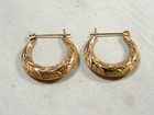 ..Vintage .14K Gold Graduated Textured Engraved Design Hoop Pierced Earrings... — photo 5