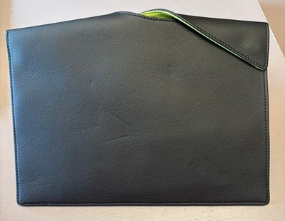 COVER DOKUMENTENMAPPE OLBRISH aus Leder mit 2 Magnetverschlüssen in grün