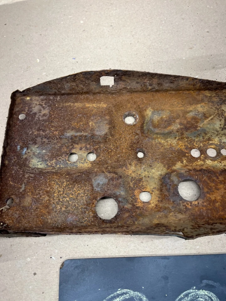 73 74 75 1977 1978 1979 Ford Truck F100 F150 F250 bandeja de batería usada forma decente Foto 4 de 4