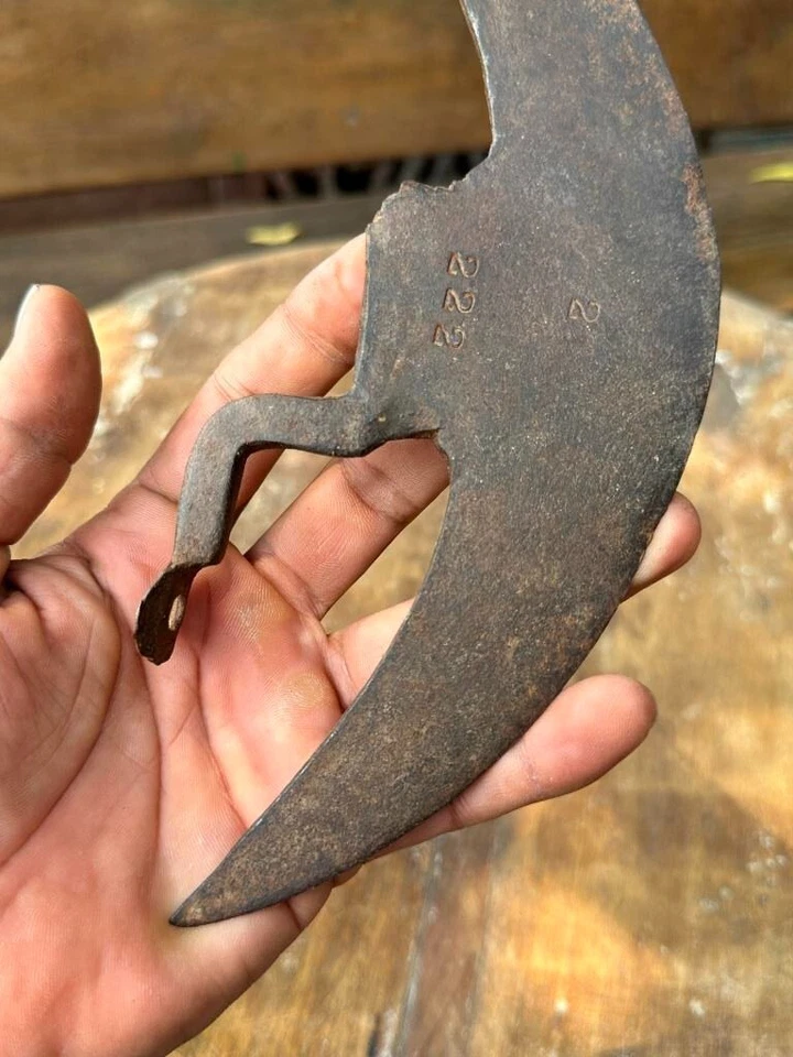 Daga de cabeza de hachas raras talladas a mano forjadas antiguas de hierro antiguo Foto 2 de 4