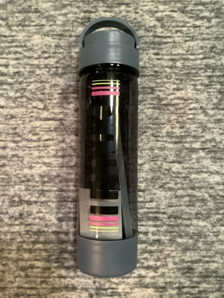 Botella de agua Victoria's Secret rosa campus logotipo azul cromado 24 oz rara nueva con etiquetas Foto 3 de 4