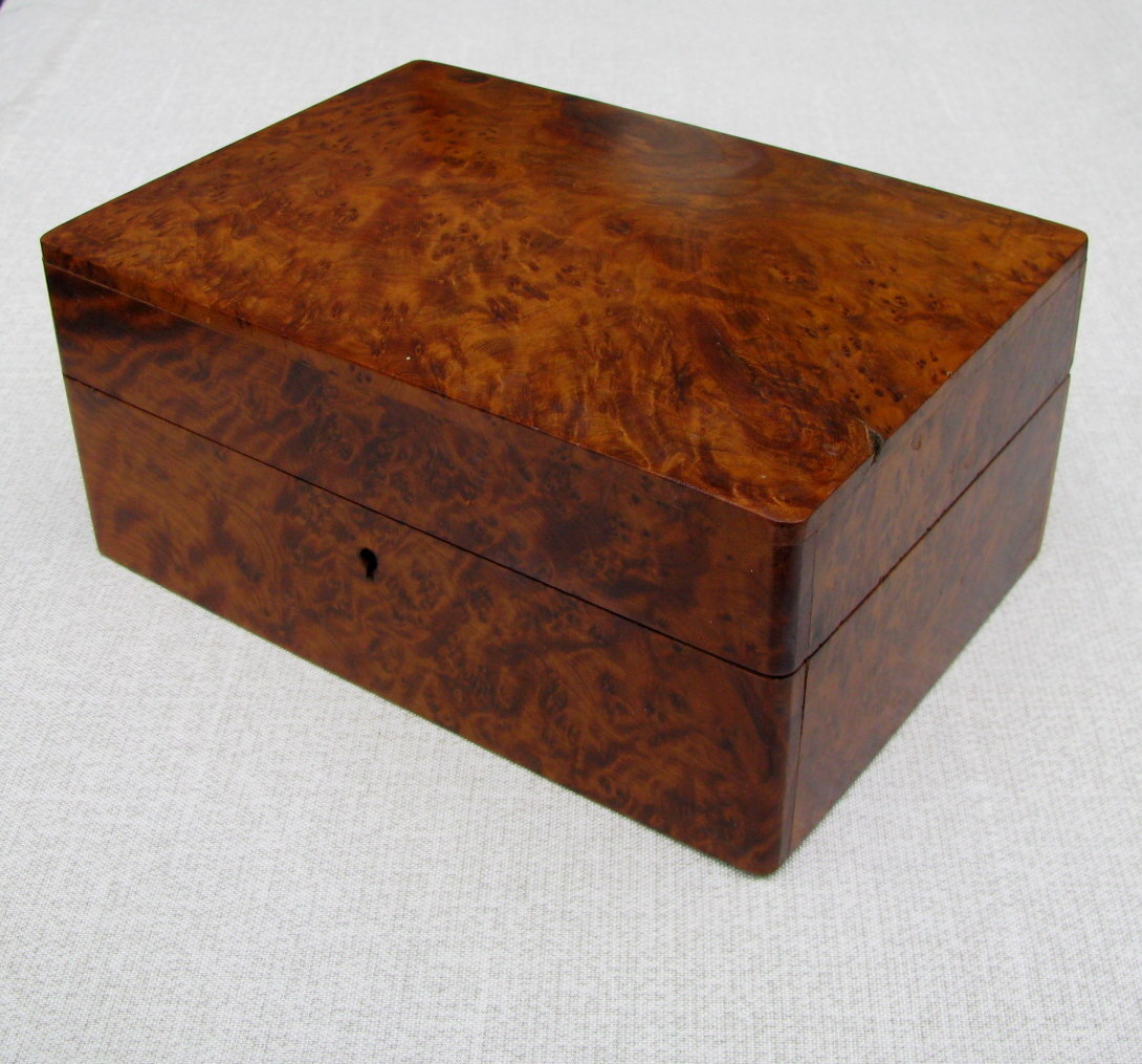 FINE VINTAGE SELECT BURL TWO LAYER JEWELRY/KEEPSAKE BOX DECORATIVE OBJECT D’ ART