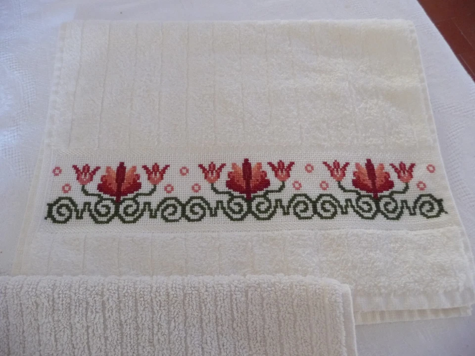 Lot de 3 serviettes " invites" eponge  avec broderies   ( ref 15 ) - Photo 4/4