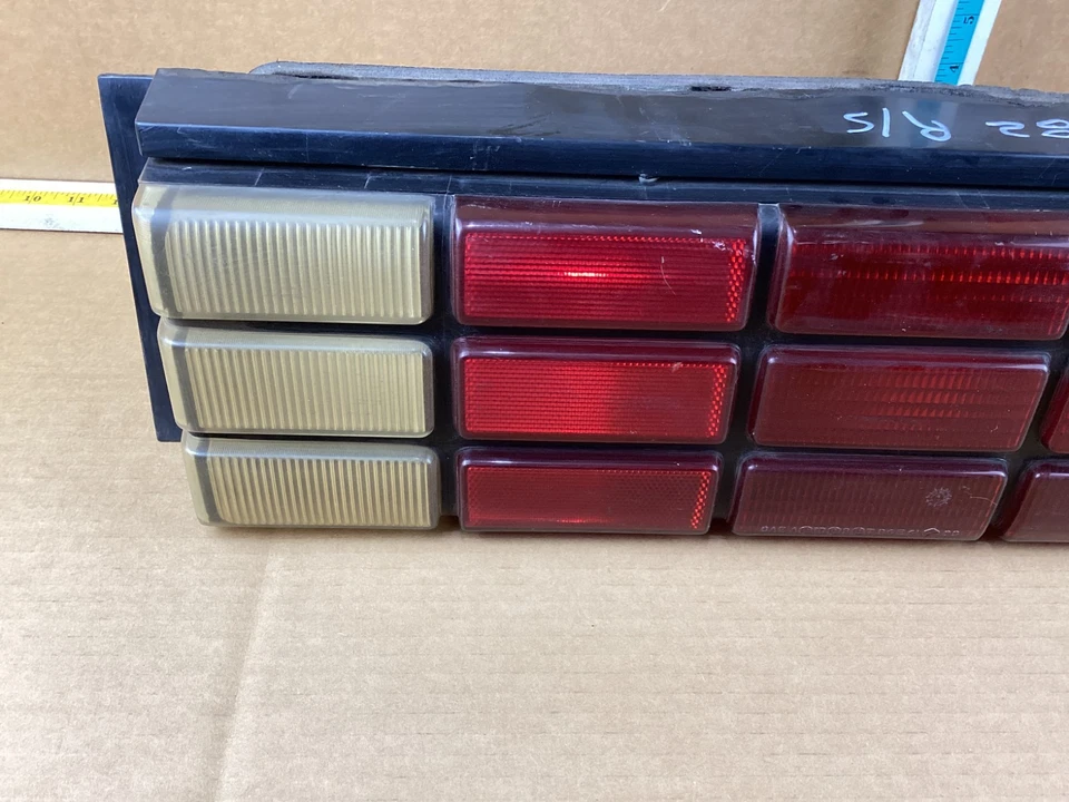 Luz trasera derecha del lado del pasajero Plymouth Caravelle 1985 4174776 OEM Foto 3 de 4