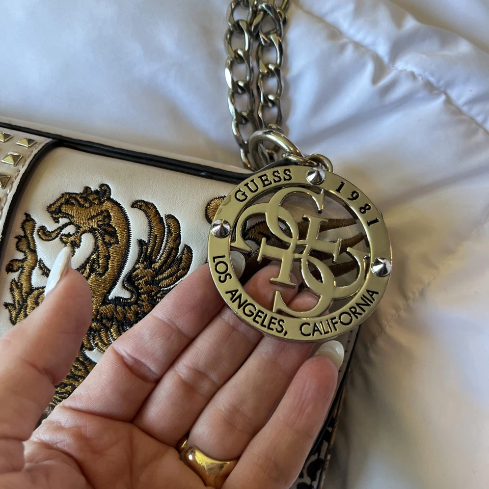 Super Único - Doble Grifo!!!!!Cartera Guess con correa de cadena! Foto 3 de 4