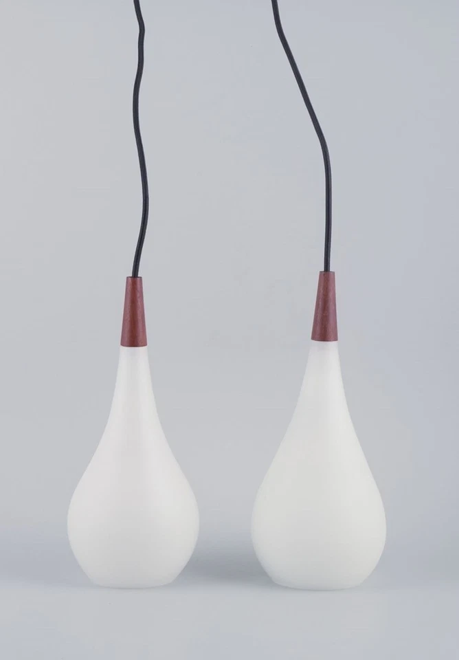 Par de colgantes Louis Poulsen en cristal opalino y madera preciosa. Años 60 Foto 3 de 4