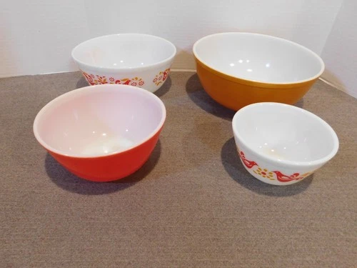 Vintage Pyrex Friendship Mixing Bowl Set 401-404