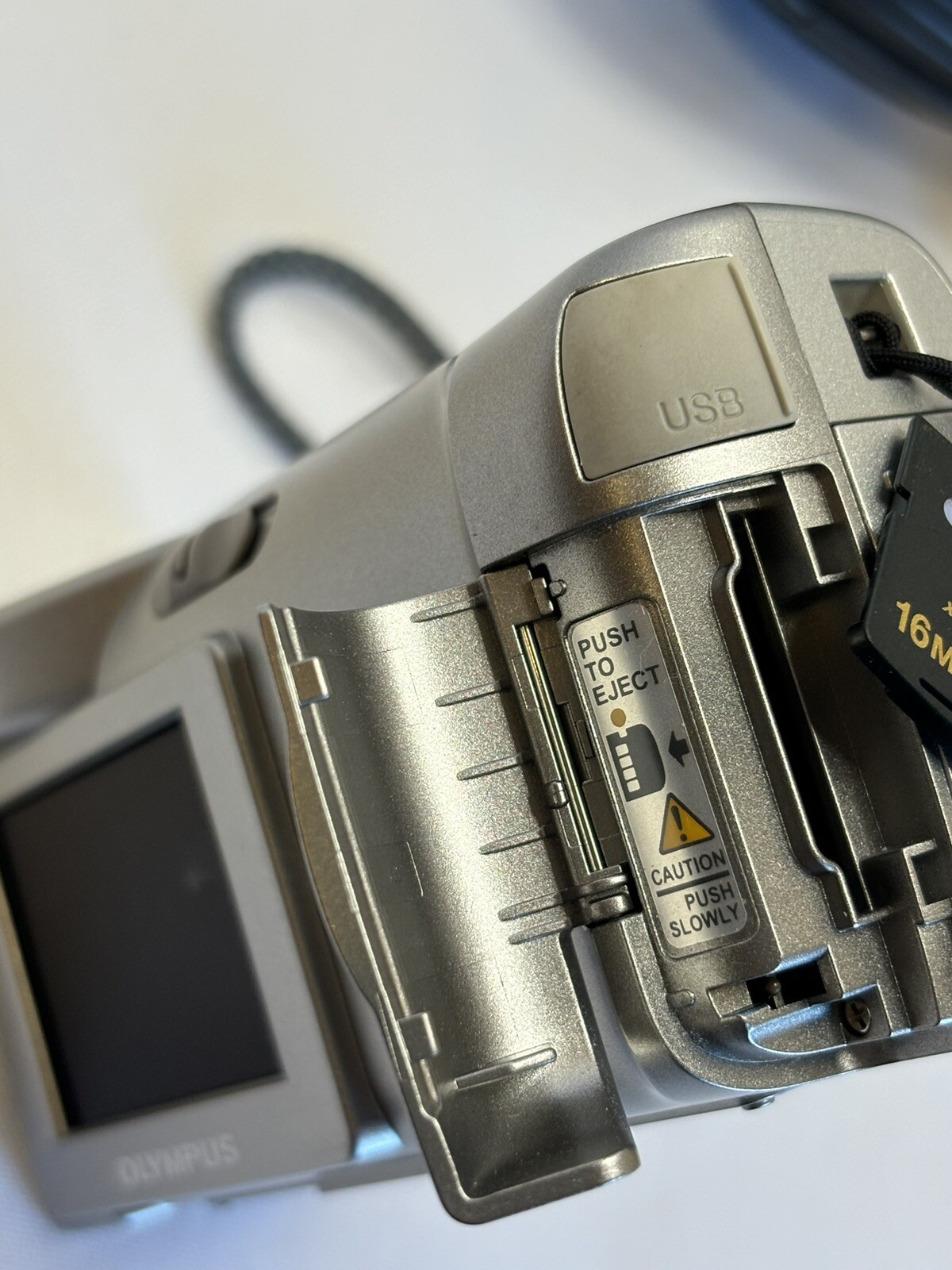 Olympus CAMEDIA D540 Zoom 3.2MP Digital Camera with Manual Case Cord