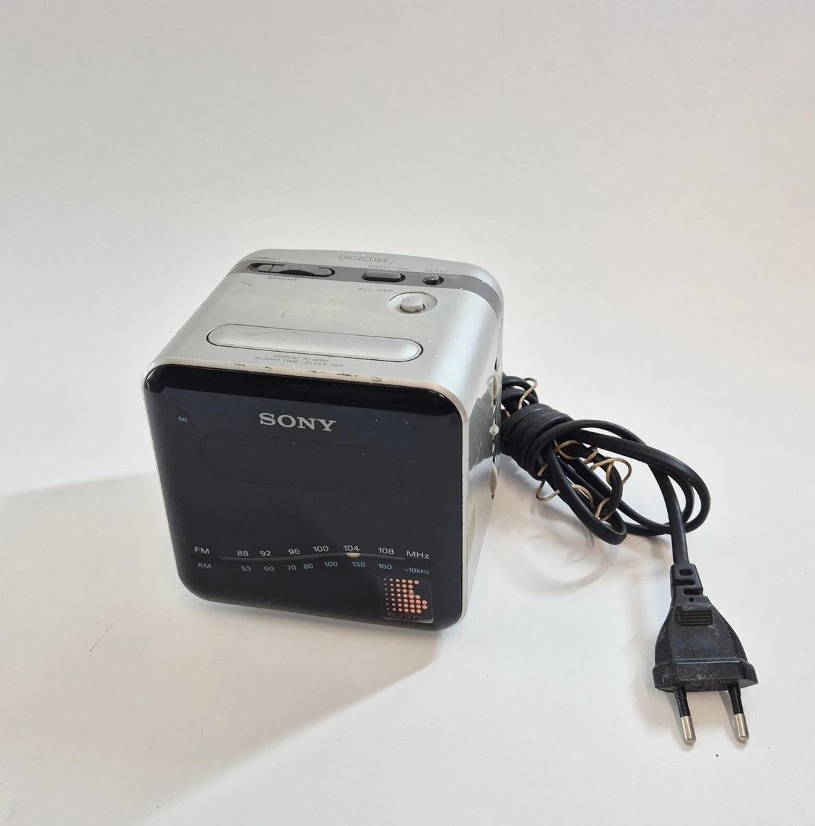 Radio despertador Sony modelo vintage DIGICUBE funciona con signos de tiempo de radio