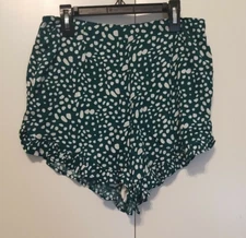 Just In Shorts Size Medium Green White Polka Dot Hi Rise Zip Up Pleated Hem