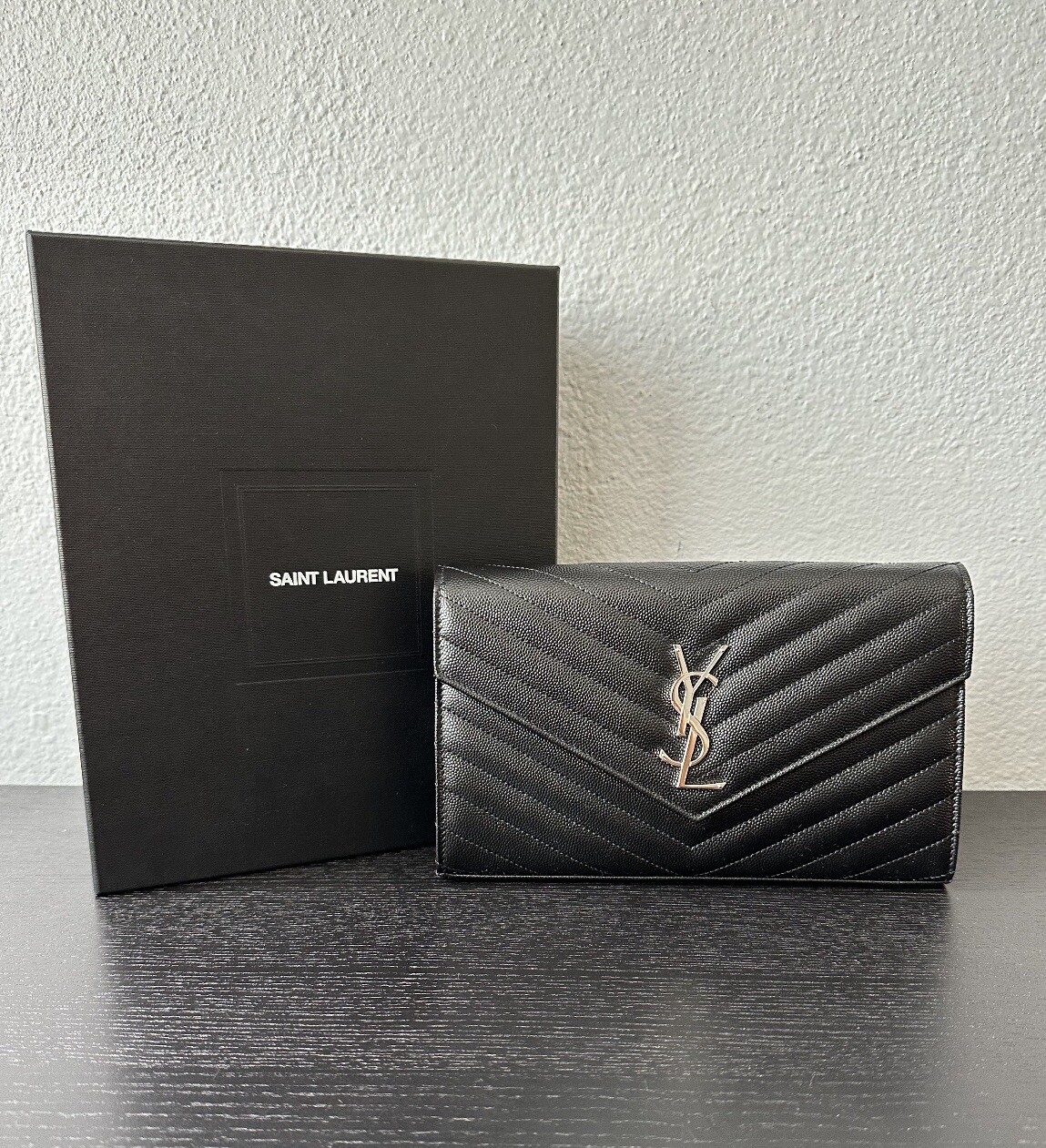 Portafoglio YSL Saint Laurent in pelle nera con tracolla a catena