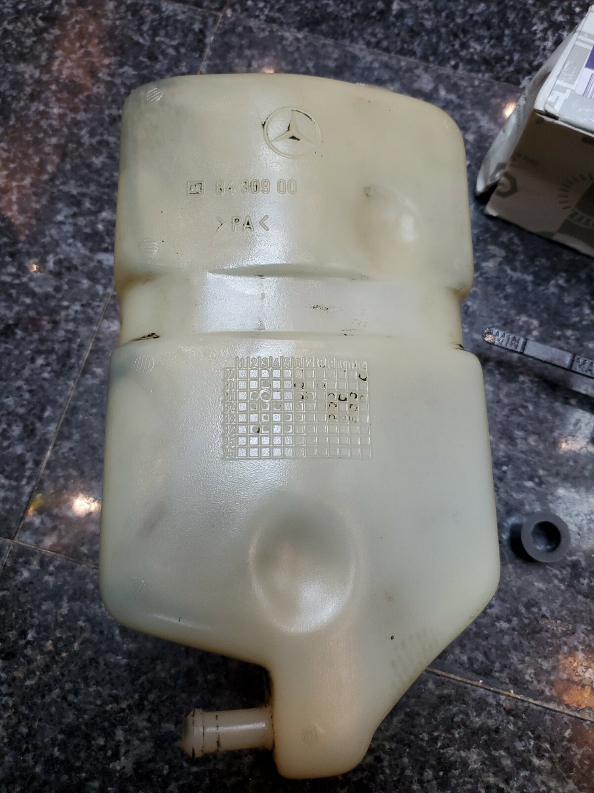 Mercedes SL600 self leveling suspension fluid reservoir 1403200114 new