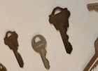 13 VINTAGE BRASS / METAL MISC. KEYS INCL. 2 PAIRS HOUSE SUITCASE PADLOCK WESLOCK — photo 4