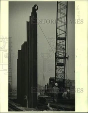 1986 Press Photo Workman sits atop of New Barracks Montegut Flood section