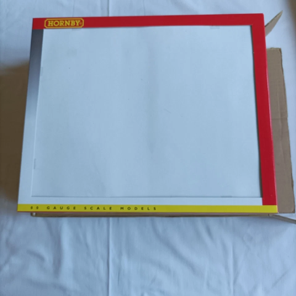 Hornby  R2598M - ‘Queen of Scots’ Limited Edition Train Pack - New - Image 4 of 4