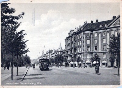 AK Kopenhagen Frederiksberg Alle bauen Wolkenhimmel Rad Baum AA12935