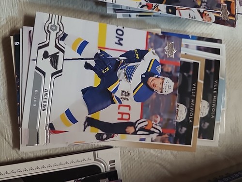 Hockey Tin And Hockey Cards - Picture 20 of 23