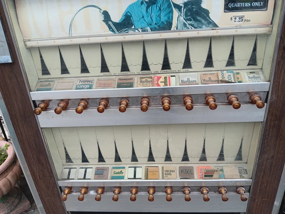 Máquina de cigarrillos vintage funciona muy bien... $600,00 dólares. Foto 2 de 3