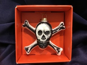 JOHN DERIAN glass SKULL & CROSSBONES ☠️ ornament 🏴‍☠️ NEW IN BOX!  ☠️🎄☠️🎄☠️