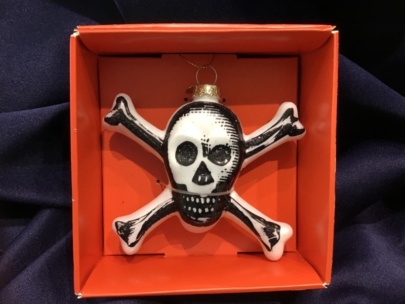 JOHN DERIAN glass SKULL & CROSSBONES ☠️ ornament 🏴‍☠️ NEW IN BOX!  ☠️🎄☠️🎄☠️