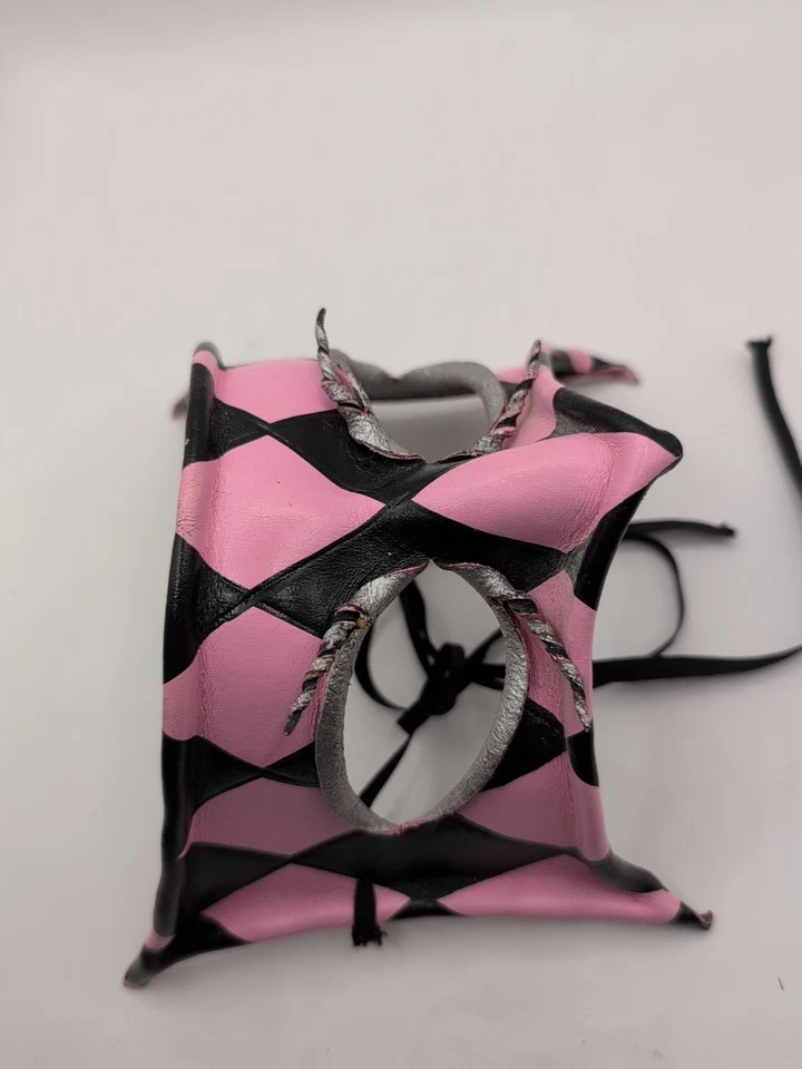 Máscara facial Jim Gibeault de cuero para teatro pintada a mano Mardi Gras arlequín rosa negro Foto 3 de 4