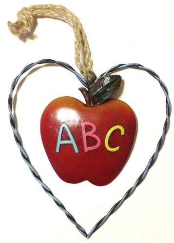 Nuevo Heart Teacher Apple ABC 7x6 1/2 in poliresina y alambre colgante de pared - Imagen 3 de 4