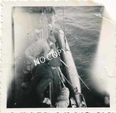 Foto WKII Schiff der Kriegsmarine auf See Torpedo wird ins Wasser gelassen E1.35