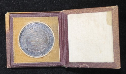 1876 Silver Centennial Commemorative Medal in Original Case OTQ2418/RAX - Picture 9 of 10