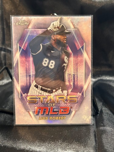 Luis Robert #SMLBC-6 2023 Topps Stars of MLB Chrome card