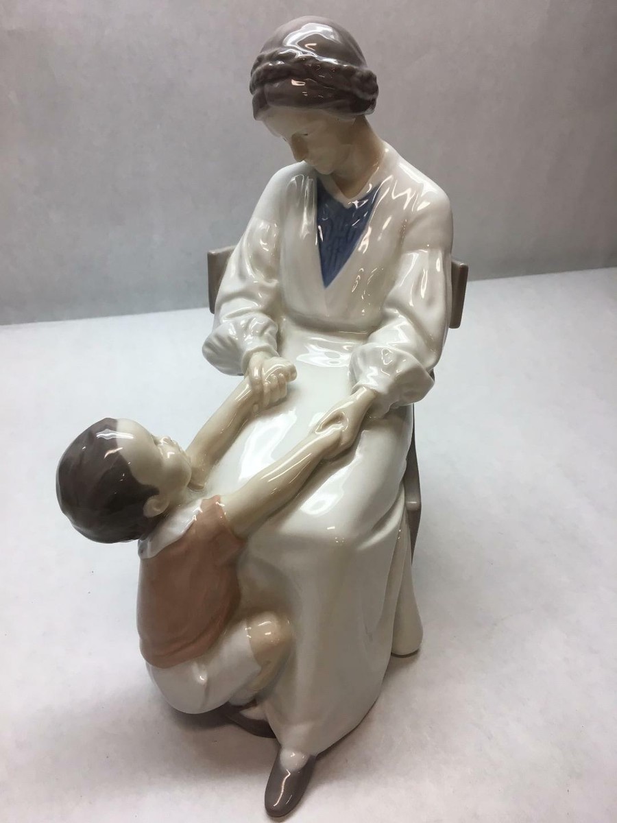 VINTAGE Bing and GRONDAHL Figurine 1642 DICKIE'S MAMA Boy SEATED