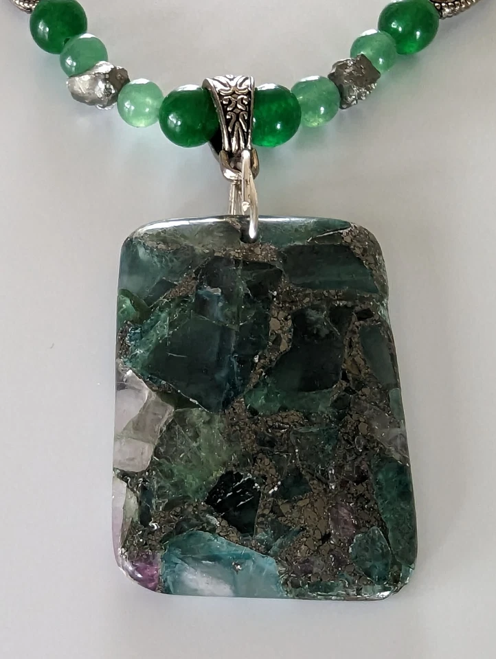 Colgante de pirita y malaquita con collar de cuentas de pirita, jade y plata. 21" Foto 3 de 4