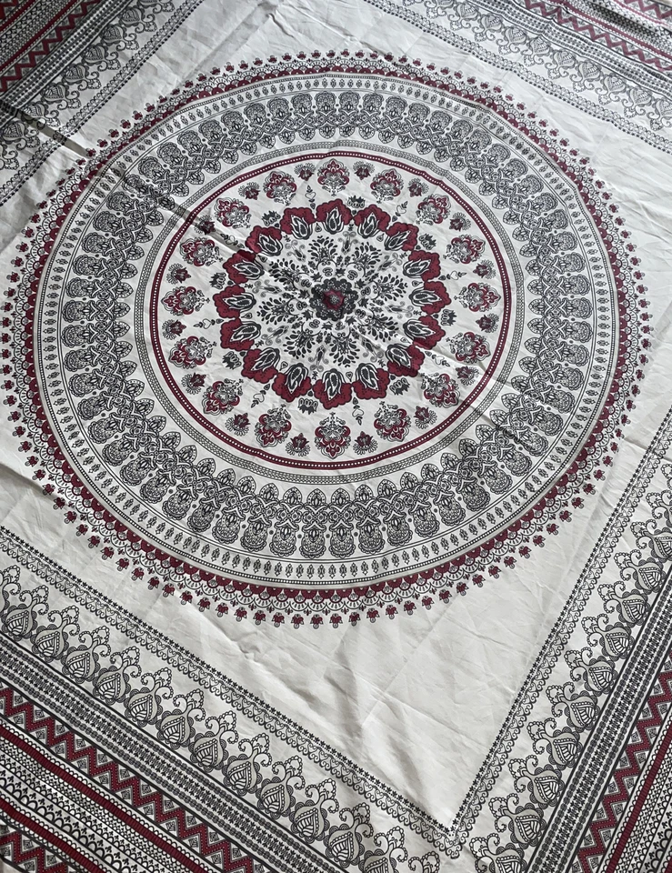 Tapiz o mantel de mesa con borlas estampado indio John Robshaw 59"x56" Foto 3 de 4