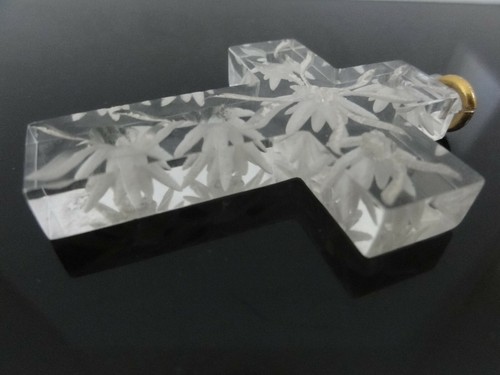 VTG FAB RARE REVERSE CARVED EDELWEISS CLEAR LUCITE PRYSTAL LARGE CROSS PENDANT - Picture 8 of 8
