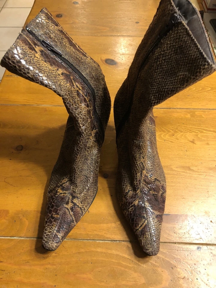 Botas al tobillo Fioni para mujer con estampado de piel de serpiente, punta puntiaguda, tacones, cremallera lateral, talla 6 Foto 2 de 4