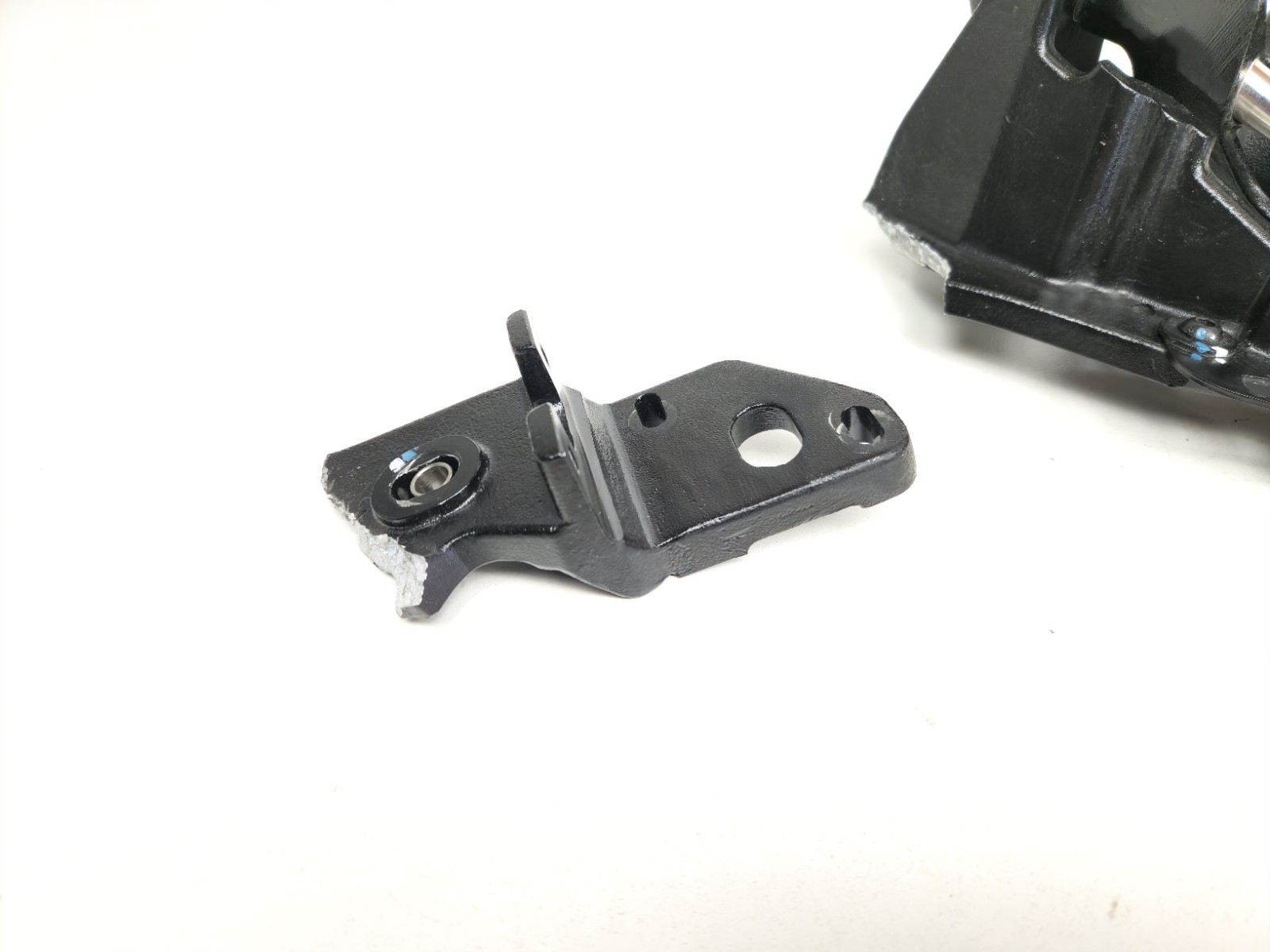 2015-2016 MCLAREN 650S RIGHT PASSENGER SIDE DOOR HINGE BRACKET *BROKEN OEM