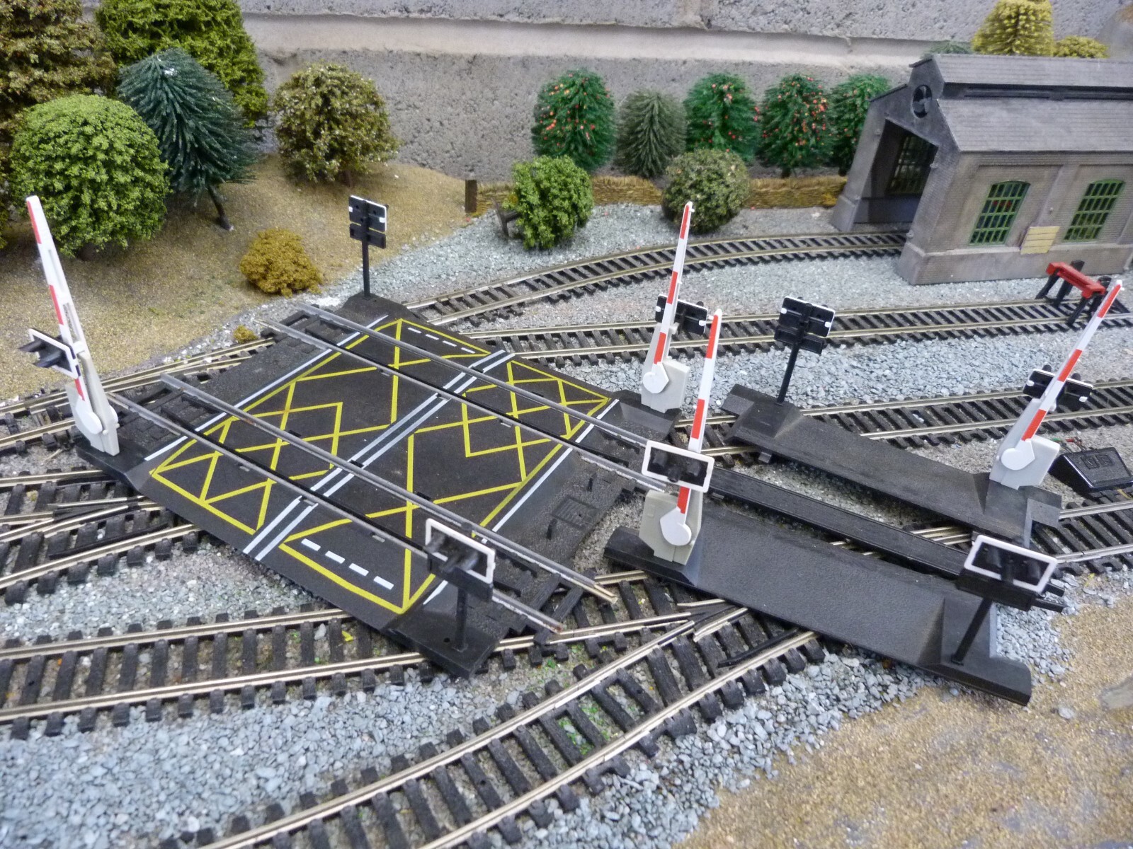 Hornby double and single track crossings with barriers OO gauge model