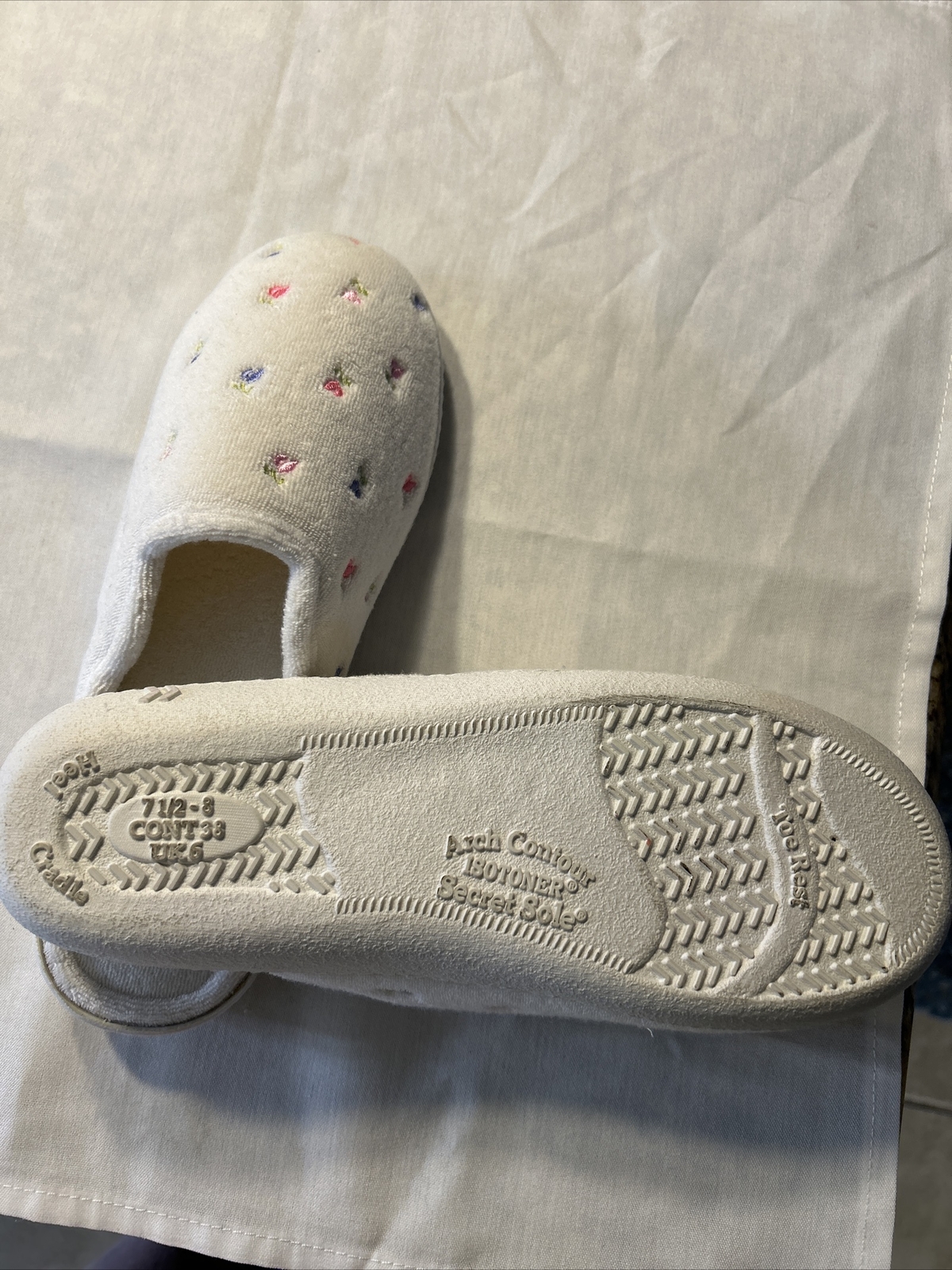 Isotoner Secret Sole Arch Contour Slippers White Size 7 1/2 8 Brand
