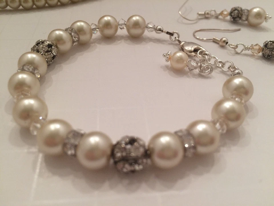 Pulsera y pendientes hechos a mano de perlas nupciales y elementos de cristal de Swarovski joyería Foto 3 de 4