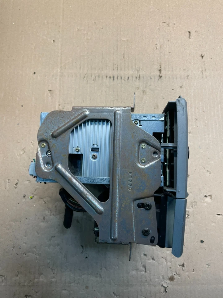 2003 to 2006 Lincoln LS OEM Radio CD Dual Climate Control Panel OEM  U1456 DG - Image 4 of 4