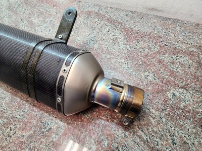 2017-2025 Suzuki GSX-R1000 Slip-On Carbon Muffler Akrapovič M