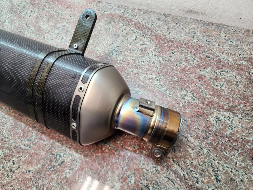 Silenciador de carbono sin cordones Akrapovič M-HR063 S-S10SO12-HR 2017-2025 Suzuki GSX-R1000 Foto 2 de 4