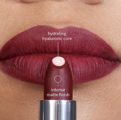 Avon hydramatischer Lippenstiftgranat mit Hyaluronkern zum Befeuchten und Plumping der Lippen