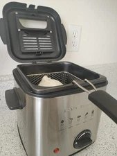 Electric Deep Fryer 1.5L Capacity with Removable Frying Basket FDM1501BR