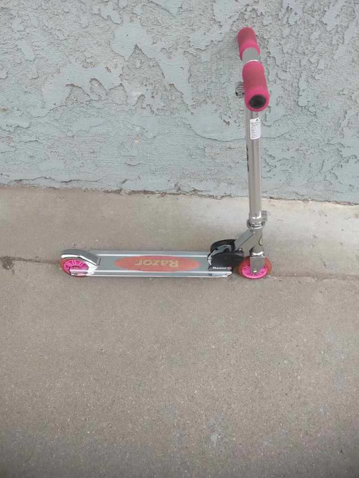 Patinete Razor A Kick para niños pliegues compacto, ajustable Foto 2 de 4