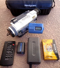 SONY HANDYCAM DCR-TRV330 HI8 DIGITAL 8 NIGHTSHOT CAMCORDER EXTRAS TESTED WORKS