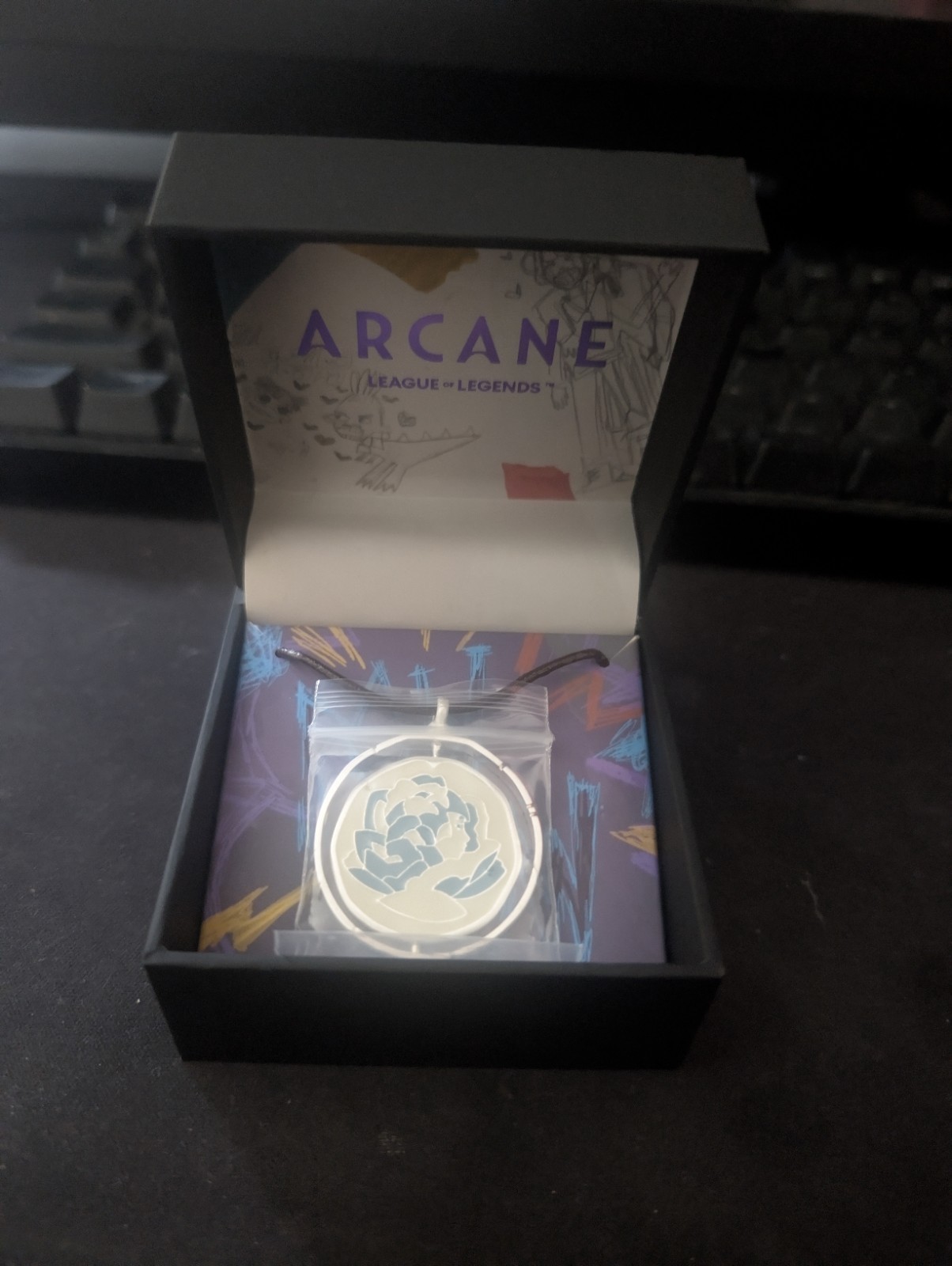 League of Legends Arcano Jinx Azul Rosa Collar Colgante Sellado