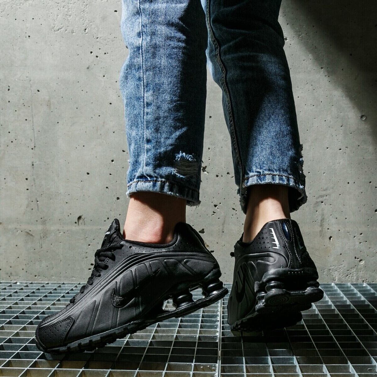 Nike Shox R4 Triple Black (GS) - BQ4000-001 Size 6.5Y - 8 US Nike Shox R4 Triple Black (GS) - BQ4000-001 Size 6.5Y - 8 US