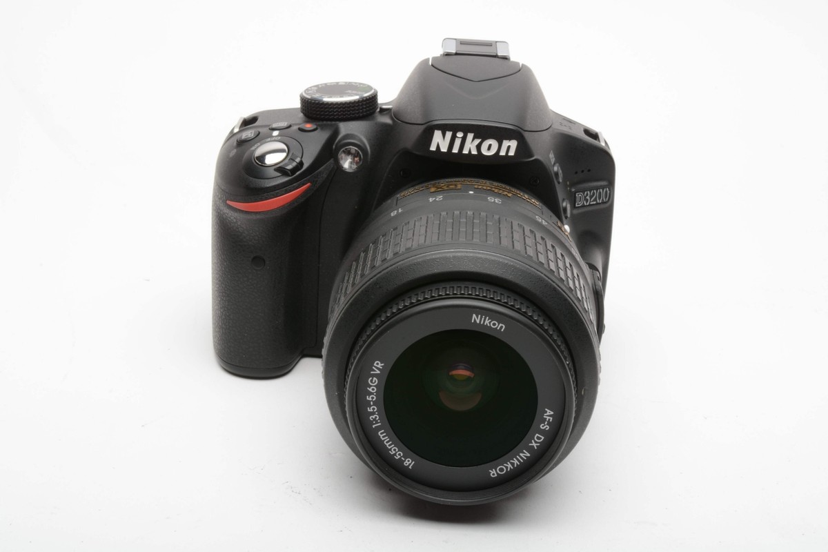Nikon D3200 DSLR w/18-55mm f3.5-5.6G VR zoom lens, batt+charger+